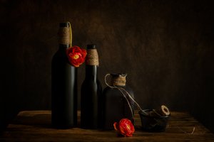 Dunkle Flaschen und Blüte