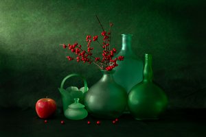 Grüne Flaschen, rote Beeren