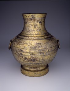 Lagergefäß (Hu oder Zhong) mit verschlungenen Drachen und stilisierten Wolken