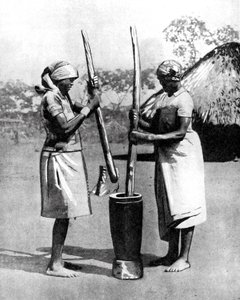 Zwei Mashona-Frauen, die Mais und Hirse stampfen, Simbabwe, Afrika, 1936 von Wide World Photos