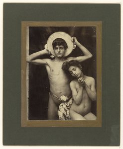 Nackter Junge und Mädchen