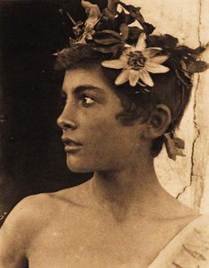 Studie eines sizilianischen Jungen mit Passionsblumen im Haar, Sizilien, ca. 1899