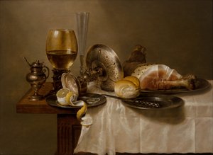 Stillleben mit einem Römer, einer umgestürzten Silber-Tazza, einer Flöte, einem Brötchen und Schinken auf einem Tisch