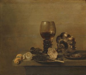 Stillleben mit einem zerbrochenen Glas