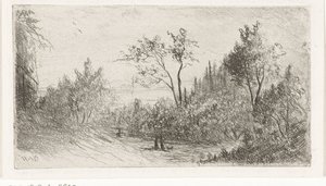 Hügellandschaft mit Spaziergängern und Hund am Waldrand
