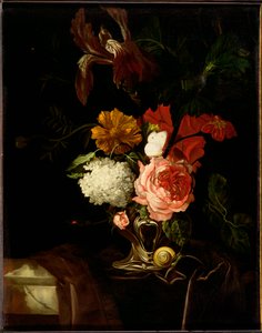 Eine Rose, Iris, Flieder und andere Blumen in einer silbernen Vase mit einer Schnecke und einem Schmetterling auf einem drapierten Sims