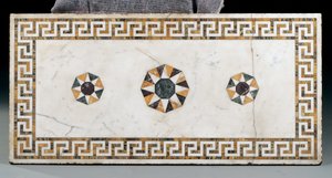 Eines von einem Paar George II Beistelltische (Marmor, Verde Antico, Lapislazuli & Serpentin)