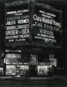 1554 Broadway an der 46th Street, I. Miller Shoes; James Drug Store, und große beleuchtete Kinomarkisen darüber von William Davis Hassler