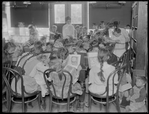 Kinder lesen im Lesesaal einer nicht identifizierten Filiale der Queens Borough Public Library, ca. 1910
