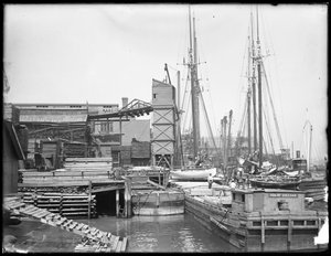 Docks und Boote an einem nicht identifizierten Ufer, möglicherweise Harlem River, Inwood, New York, ca. 1910 von William Davis Hassler
