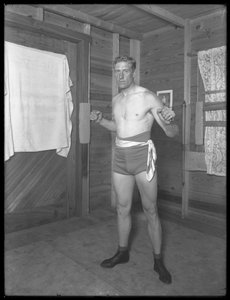Englischer Boxer William Thomas Wells (Bombardier Billy Wells), posierend in Trainingskleidung mit Gewichtszügen, ca. 1911