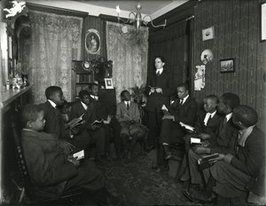 Evangelistenausschussstunde bei Mrs. Bostick, 72 West 99th Street, Mr. Rockwood unterrichtet eine Gruppe junger afroamerikanischer Männer und Jungen