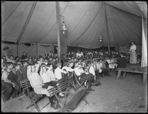 Evangelistische Gesellschaft Kindermeeting, East 67th Street und Avenue A, New York City, 24. Juli 1914 von William Davis Hassler
