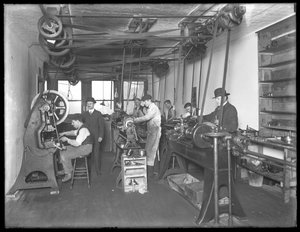 Werkstatt im fünften Stock, Geyser Electric Water Heater Company, 42 Hudson Street, New York City, 31. Dezember 1914 von William Davis Hassler