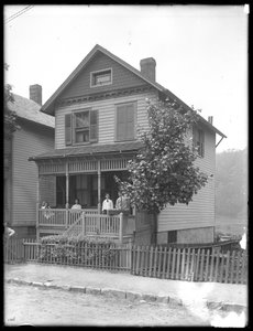Vier Kinder posieren auf der Veranda eines Hauses an einem Fluss oder See, Inwood, New York, ca. 1910 von William Davis Hassler