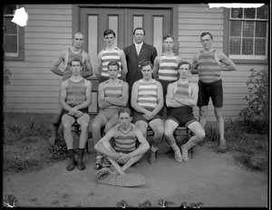 Gruppe von unbekannten jungen Männern in Badeanzügen, ca. 1910