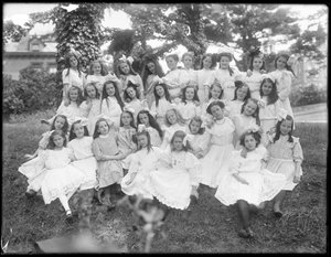 Gruppenporträt von unbekannten kleinen Mädchen, wahrscheinlich das römisch-katholische Waisenhaus, Kingsbridge, Bronx, ca. 1910 von William Davis Hassler