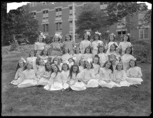Gruppenporträt von nicht identifizierten kleinen Mädchen, wahrscheinlich das römisch-katholische Waisenhaus, Kingsbridge, Bronx, ca. 1910 von William Davis Hassler