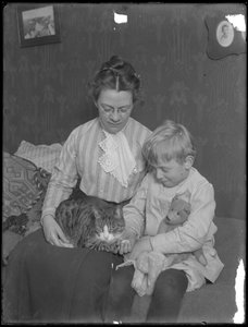 Harriet E. Hassler und William Gray Hassler, sitzend mit getigerter Katze (Reddy) und Teddybär, ca. 1911 von William Davis Hassler