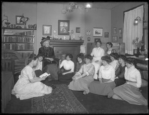 Harriet E. Hassler mit einer Gruppe junger Frauen, 206 W. 13th Street, New York, ca. 1912