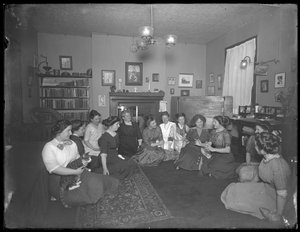 Harriet E. Hassler mit einer Gruppe junger Frauen, 206 W. 13th Street, New York