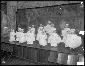 Kindergärtnerinnen auf der Bühne: sehr kleine Mädchen treten auf einer kleinen Bühne auf, wahrscheinlich das römisch-katholische Waisenhaus, Kingsbridge, Bronx, ca. 1911 von William Davis Hassler