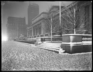 Nachtansicht der Fassade der Hauptfiliale der New York Public Library im Schnee, 42nd Street und Fifth Avenue, New York City, 6. März 1915