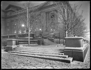 Nachtansicht der nordöstlichen Ecke der Stufen vor der Hauptfiliale der New York Public Library im Schnee, 42nd Street und Fifth Avenue, New York City, 6. März 1915 von William Davis Hassler