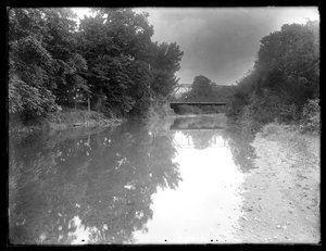 Fluss mit Brücke, möglicherweise in Meadsville, Pennsylvania, ca. 1913 von William Davis Hassler