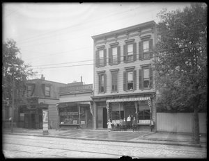 Sieben Kinder posieren vor einer nicht identifizierten Filiale der Queens Borough Public Library, New York, ca. 1910 von William Davis Hassler