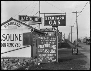 Standard-Tankstelle, 4589 Broadway, New York City, 2. Mai 1917 von William Davis Hassler