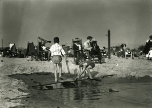 Zwei Kinder spielen mit Holzresten im seichten Wasser, Coney Island, ca. 1910-21