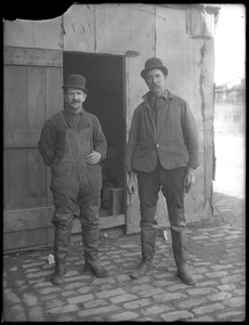 Unidentifizierte Kanalarbeiter posieren über der Erde, New York, ca. 1911