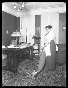 Unbekannte Frau demonstriert die Verwendung des Apex-Staubsaugers, ca. 1913-14 von William Davis Hassler