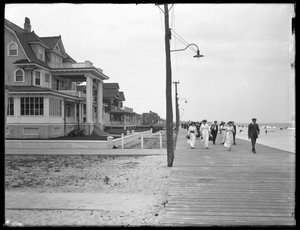 Blick entlang der Promenade von Beach 125th Street, Belle Harbor, Queens, 11. Juli 1915 von William Davis Hassler