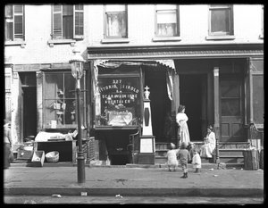Vittorio Quirolo und T. Scaravaglione, Bestatter und Einbalsamierer, 327 E. 111th Street (oder 109th Street), New York City, 26. Oktober 1914 von William Davis Hassler