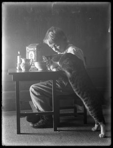 William Gray Hassler und Reddy die Katze, essen Quaker Puffreis, ca. 1912