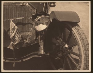 Nahaufnahme von beschädigtem Scheinwerfer und Kühlergrill eines Autos