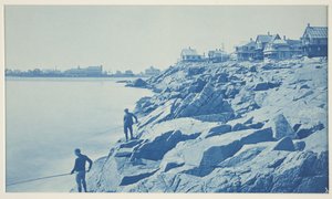 Zwei Männer angeln von Felsen im Seebad