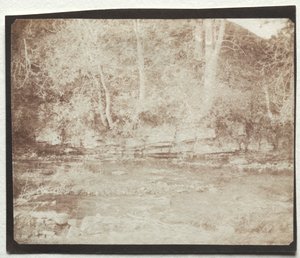 Ein Bergbach, der am Fuße von Doune Castle fließt