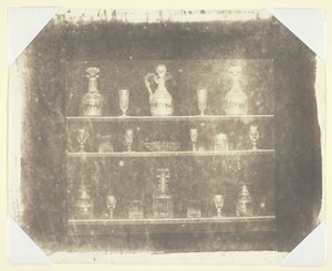 Glasartikel auf drei Regalen von William Henry Fox Talbot