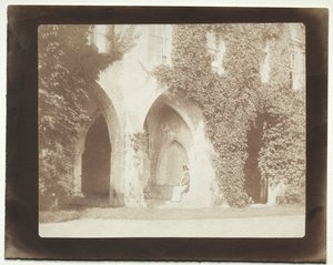 Calvert Jones sitzt in der Sakristei der Abtei von Lacock