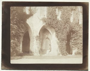 Calvert Jones sitzt in der Sakristei der Lacock Abbey