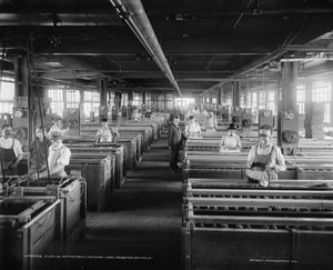 Arbeiter in der Galvanikabteilung, National Cash Register Company, Dayton, Ohio, USA, ca. 1902 von William Henry Jackson