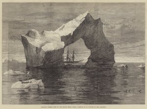 Gigantischer Eisberg, gesehen von den arktischen Schiffen