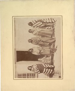 Gruppe von fünf indianischen Frauen mit kleinem Mädchen und Baby, 1871 von William Hicks Jackson