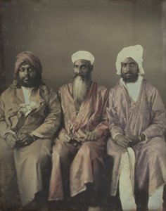Unbetiteltes Porträt von drei sitzenden Männern mit Turbanen, 1853