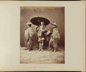 Chinesen mit Regenmänteln