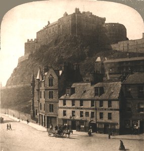 Edinburgh Castle vom Grasmarkt, Schottland von Works and Sun Sculpture Studios
