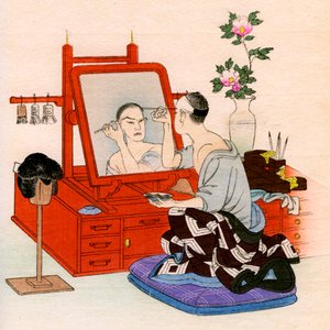 Traditionelles japanisches Theater: ein Schauspieler schminkt sich in seiner Garderobe